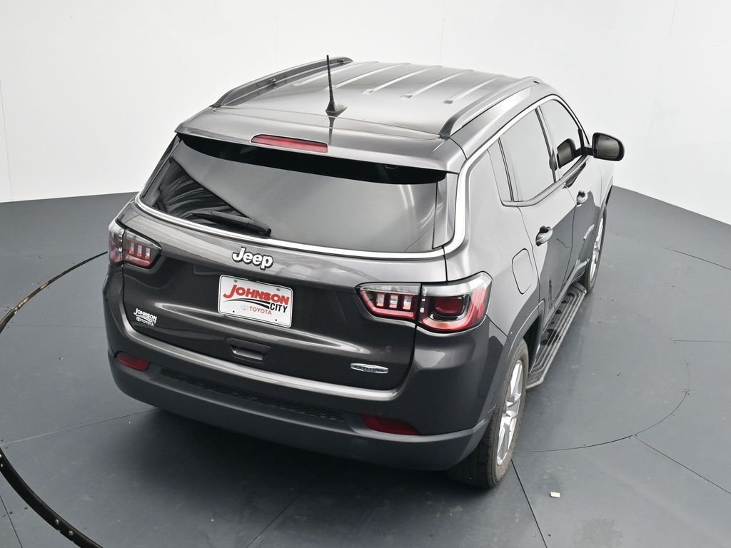 Used 2022 Gray Jeep Latitude image 29