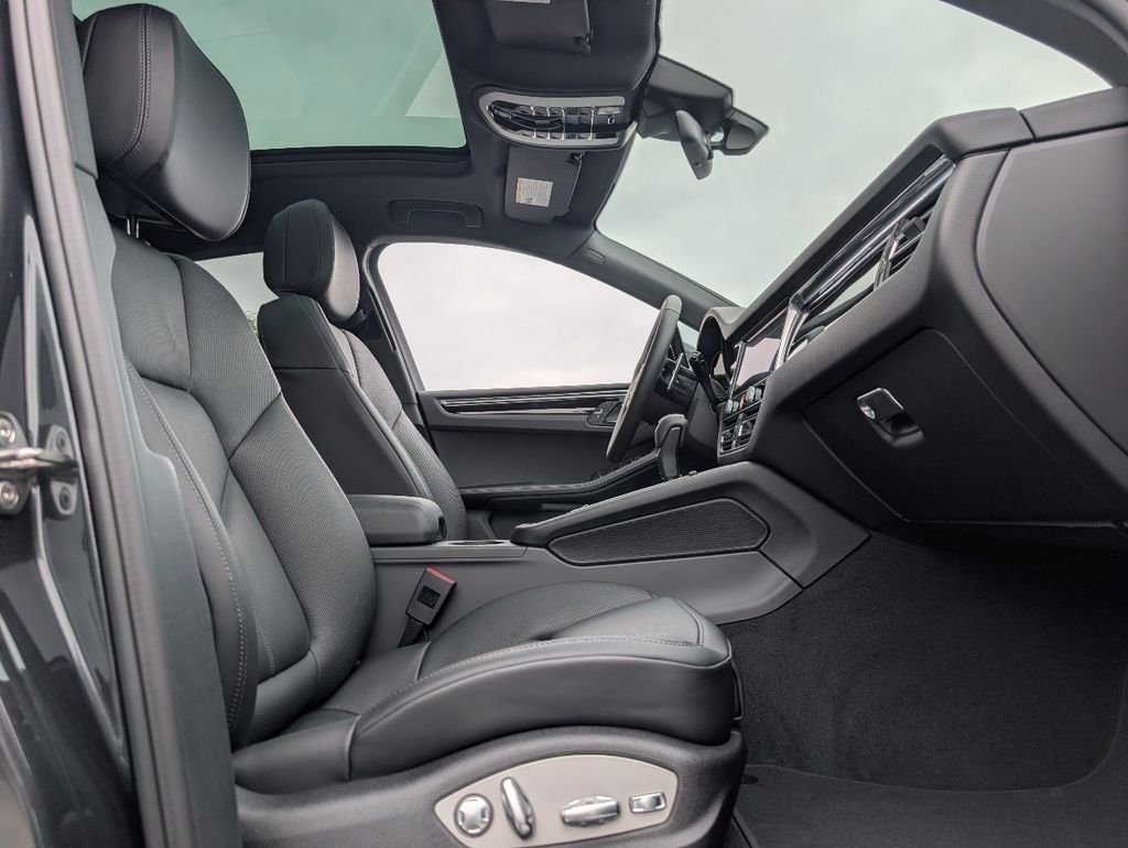 2026 Porsche Macan T - Photo 17