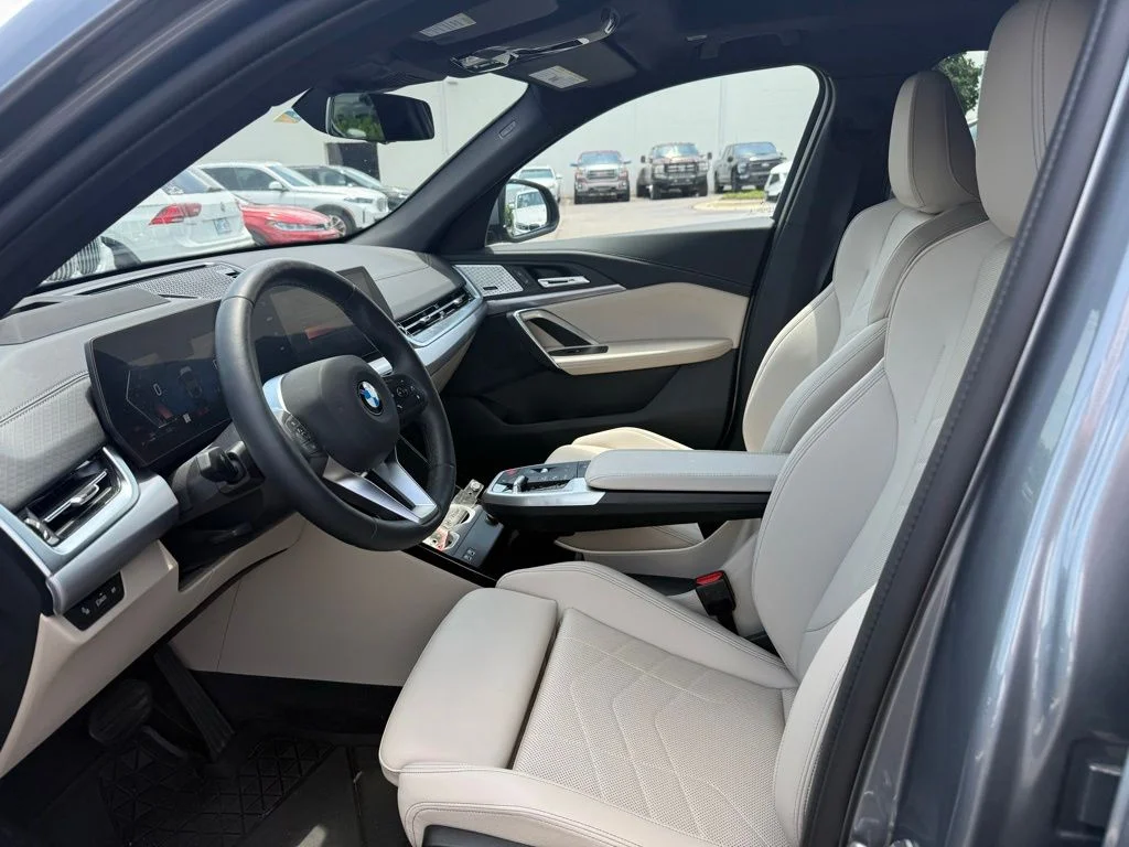 Used 2025 Gray BMW xDrive28i image 9