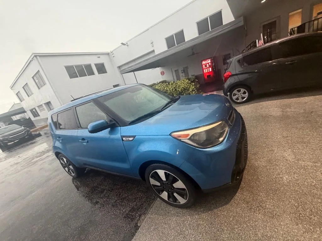 Used 2016 Blue Kia Plus image 1