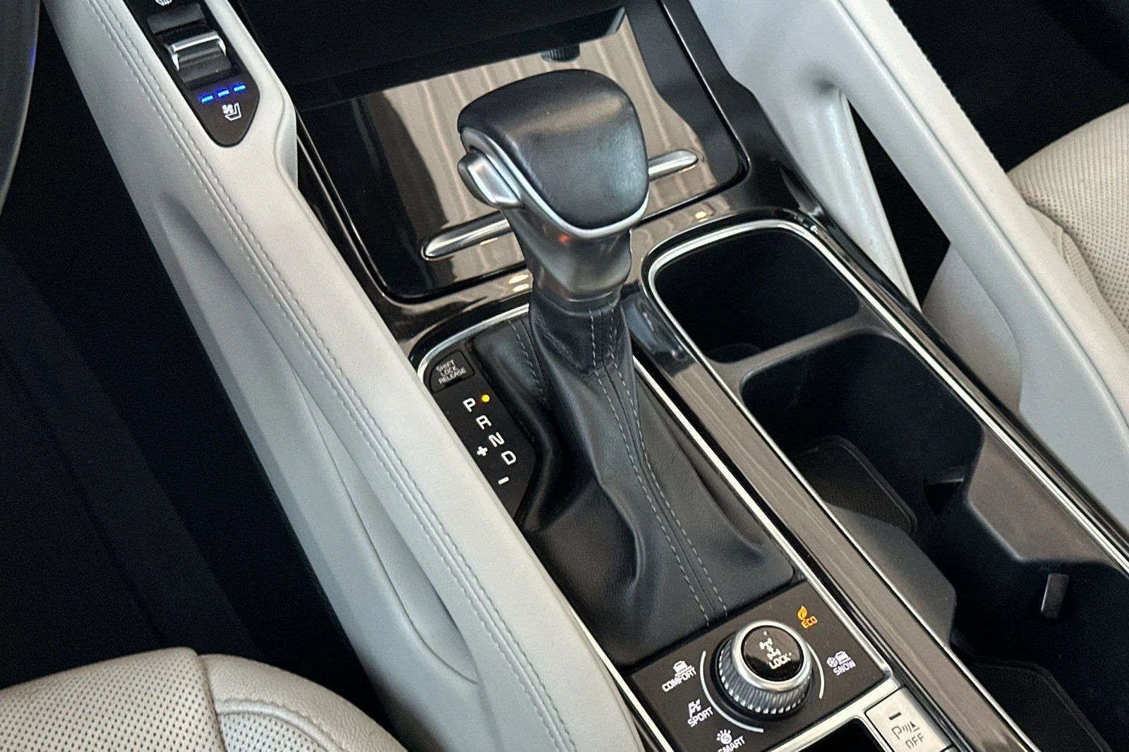 Used 2020 White Kia EX image 25