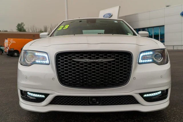Used 2023 White Chrysler Touring image 3