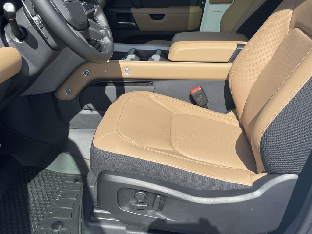 New 2026 Fuji White Land Rover V8 image 14