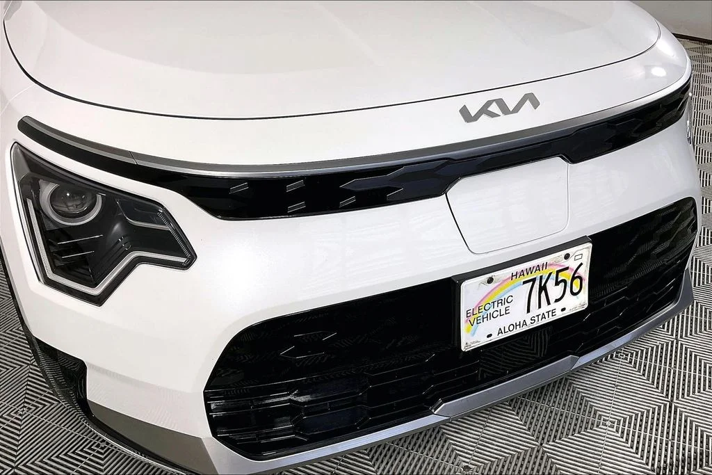 Used 2023 White Kia Wind image 29