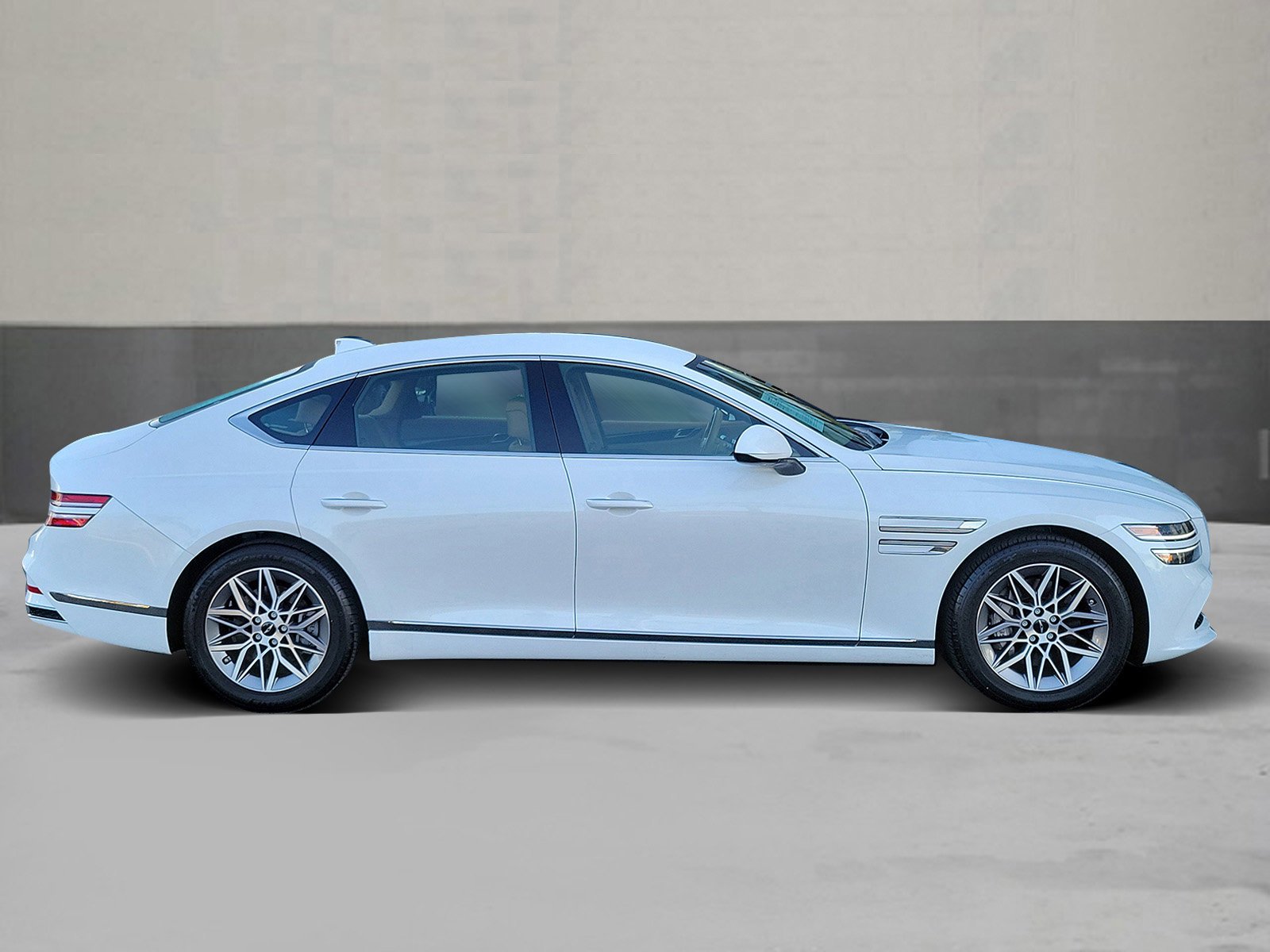 Certified Used 2026 Uyuni White Genesis 2.5T image 4