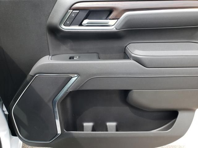 Used 2025 White GMC SLT image 19