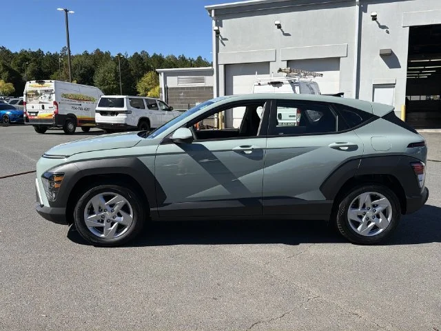 Used 2027 Green Hyundai SE image 10
