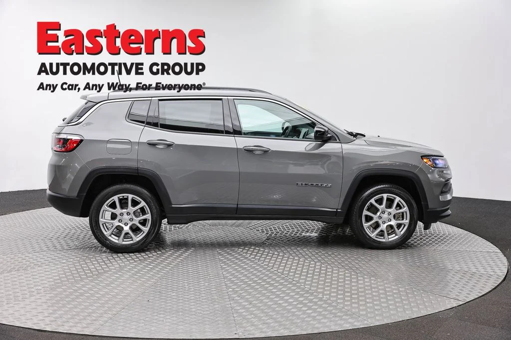 Used 2023 Gray Jeep Latitude Lux image 4