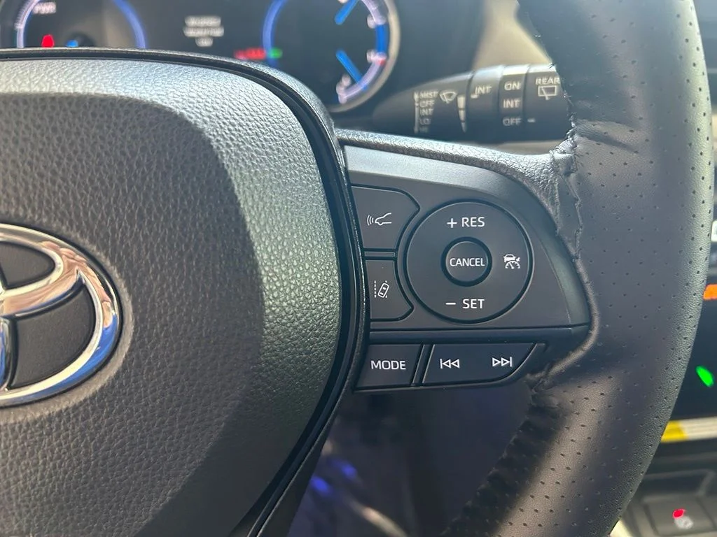 Used 2025 Silver Toyota XLE image 39