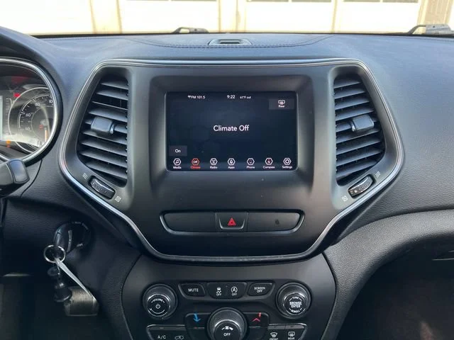 Used 2019 Diamond Black Crystal Pearlcoat Jeep Latitude image 22