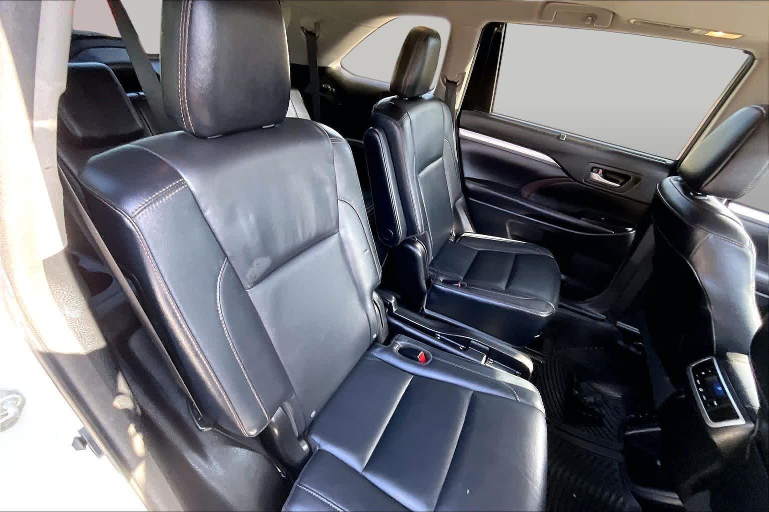 Used 2016 Blizzard Pearl Toyota XLE image 20
