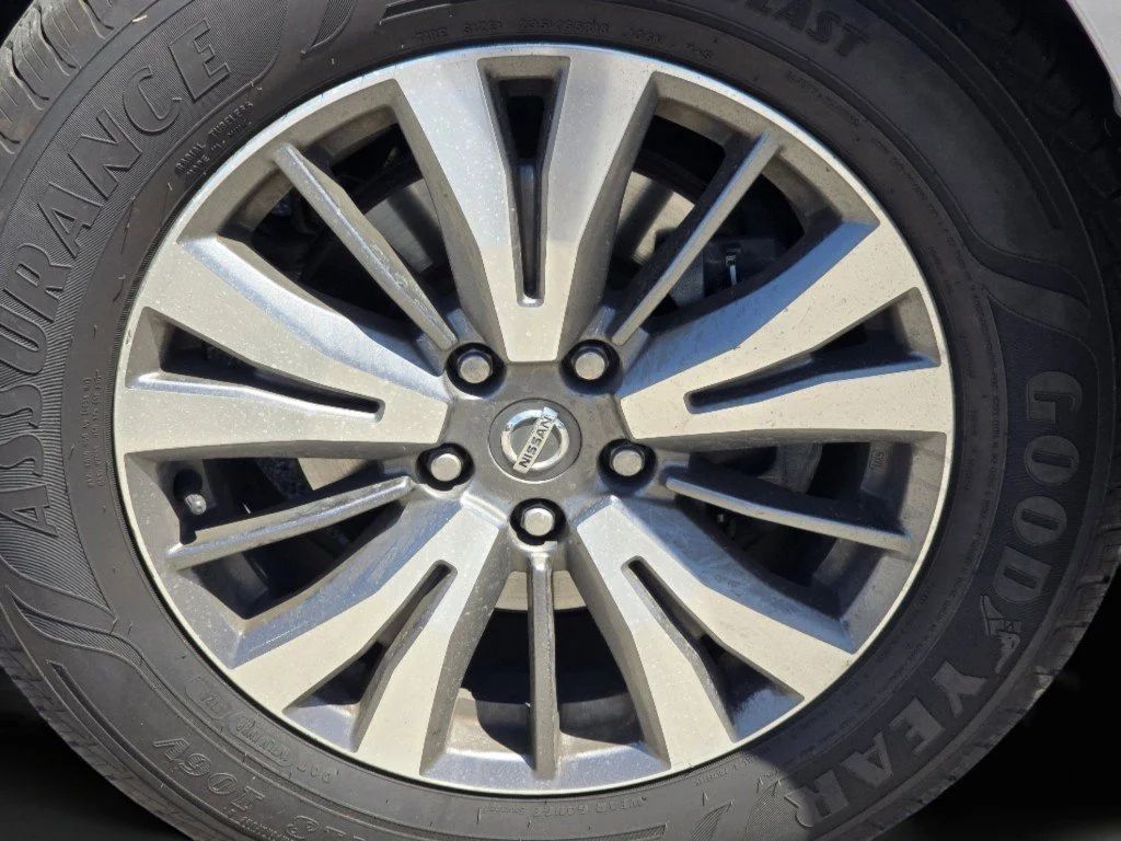 Used 2020 Brilliant Silver Metallic Nissan SL image 24
