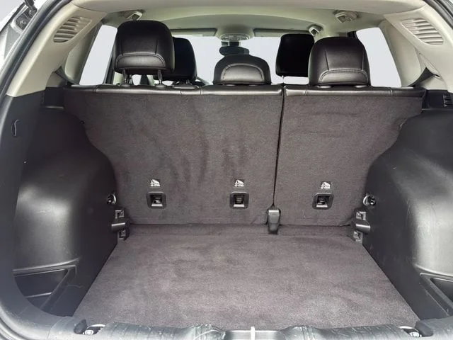 Used 2022 Silver Jeep Latitude image 28