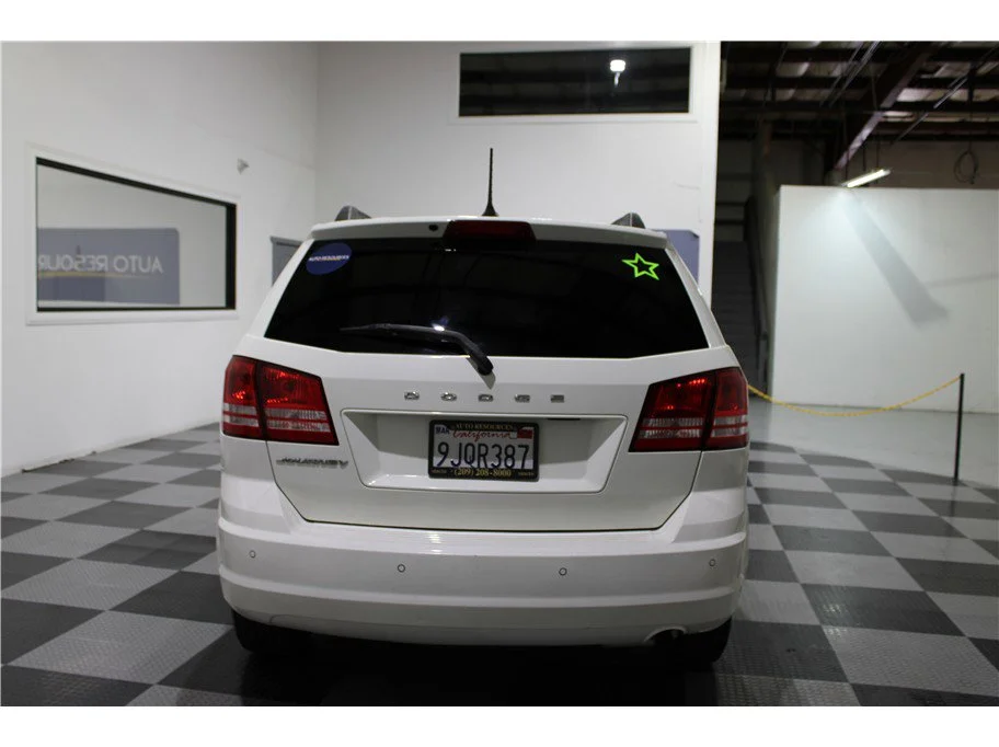 Used 2018 Vice White Dodge SE image 5