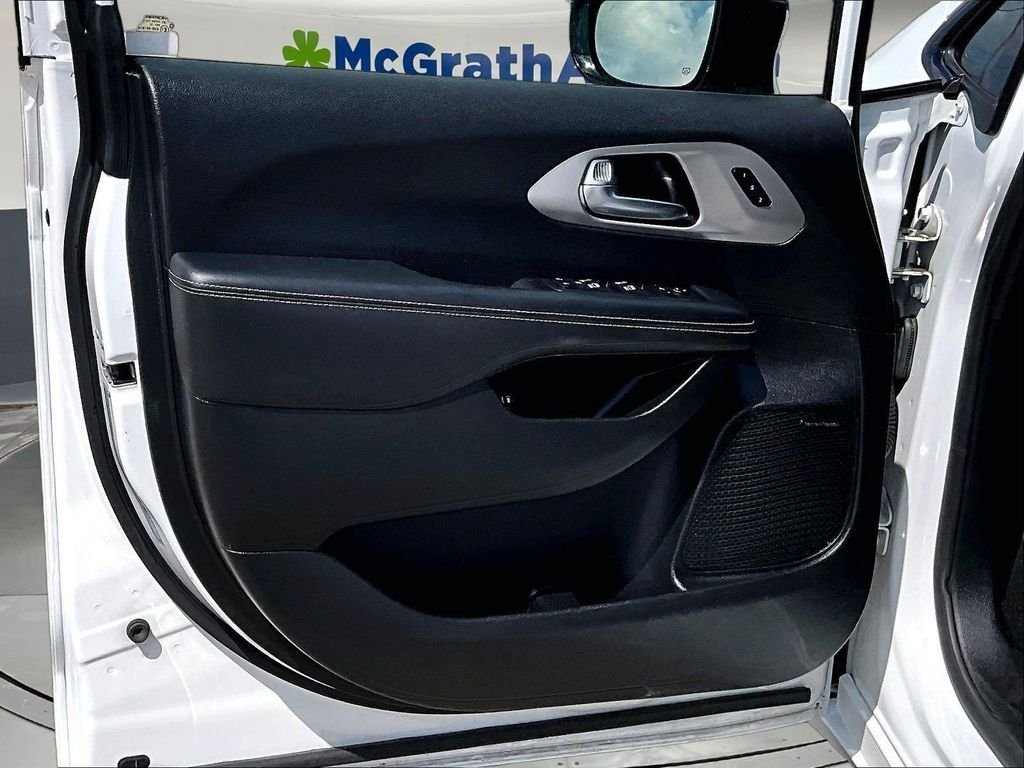 Used 2023 White Chrysler Limited image 23