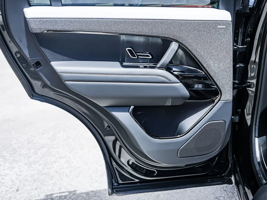 New 2026 Santorini Black Land Rover Dynamic SE image 27