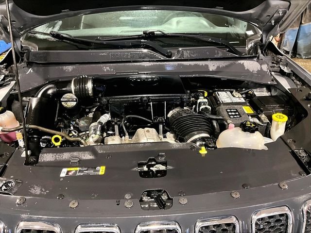 Used 2024 Silver Jeep Latitude image 10