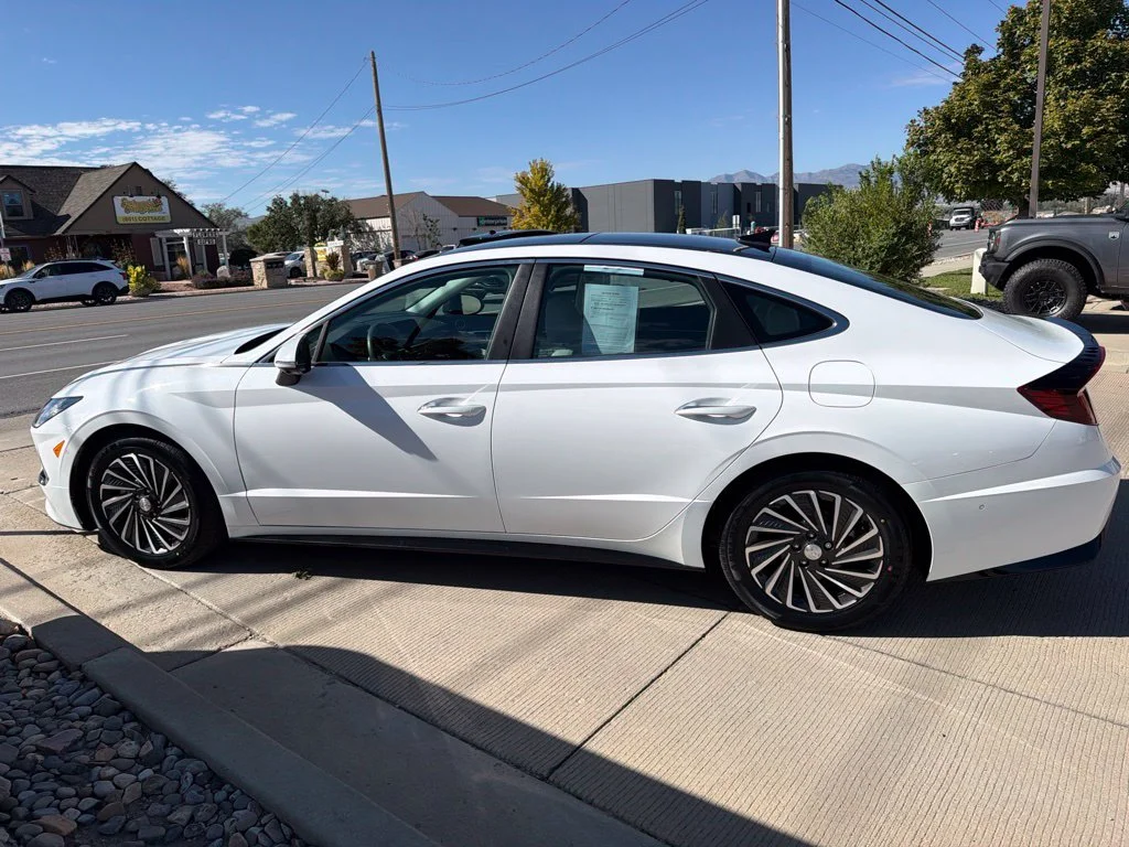 Used 2023 White Hyundai Limited image 4
