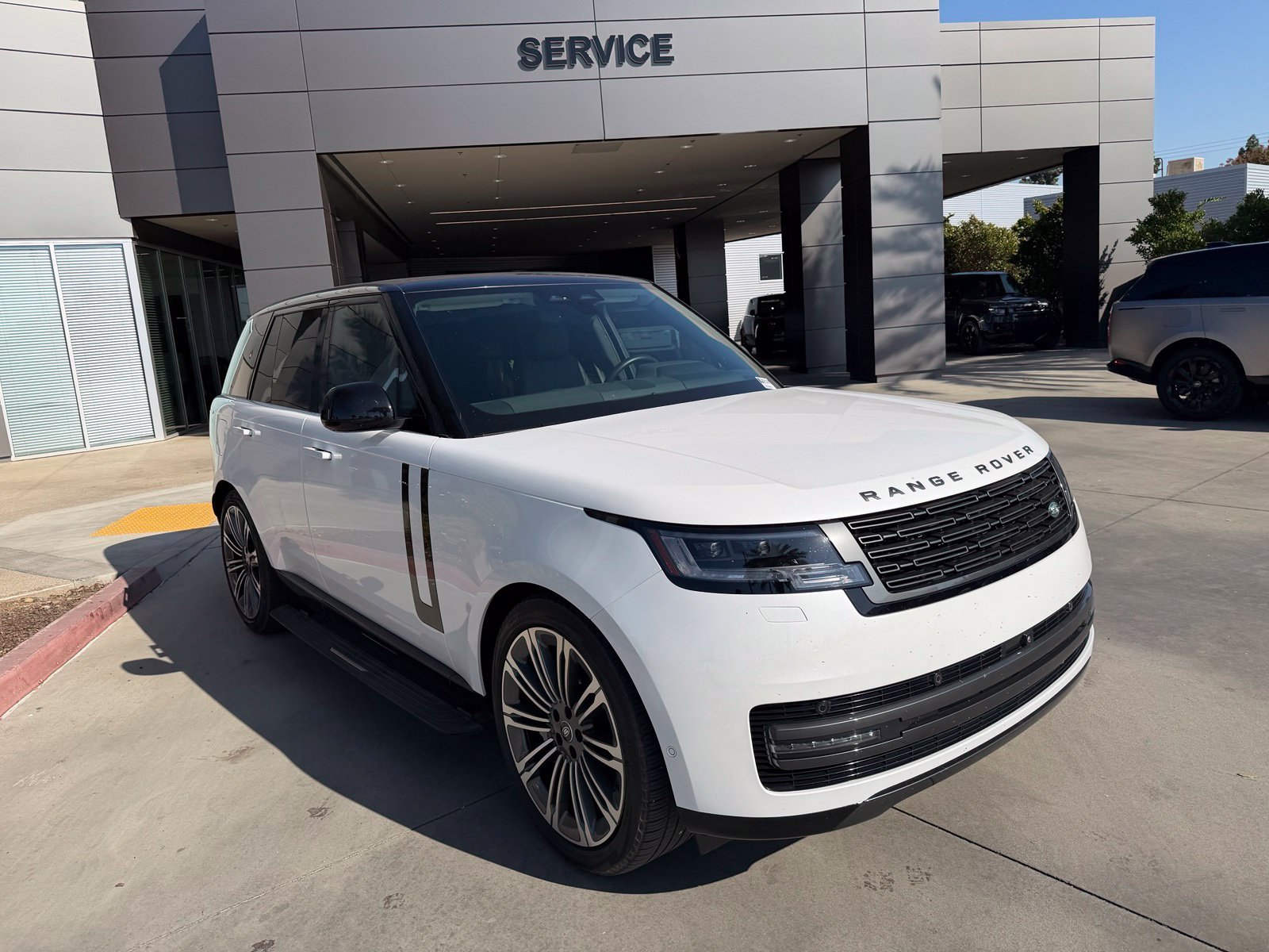 Used 2024 Beige Land Rover SE image 3