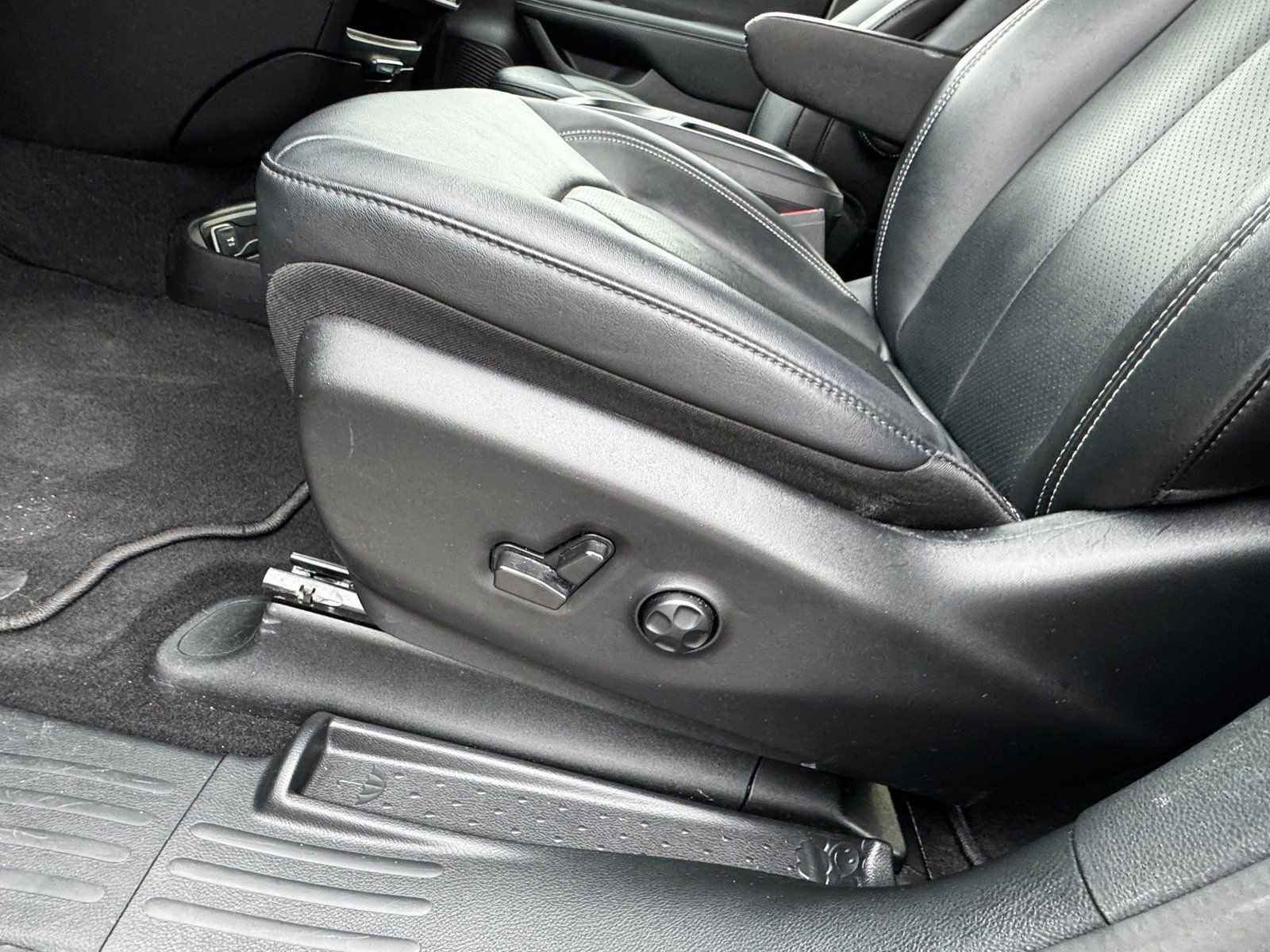 Used 2025  Chrysler Select image 15