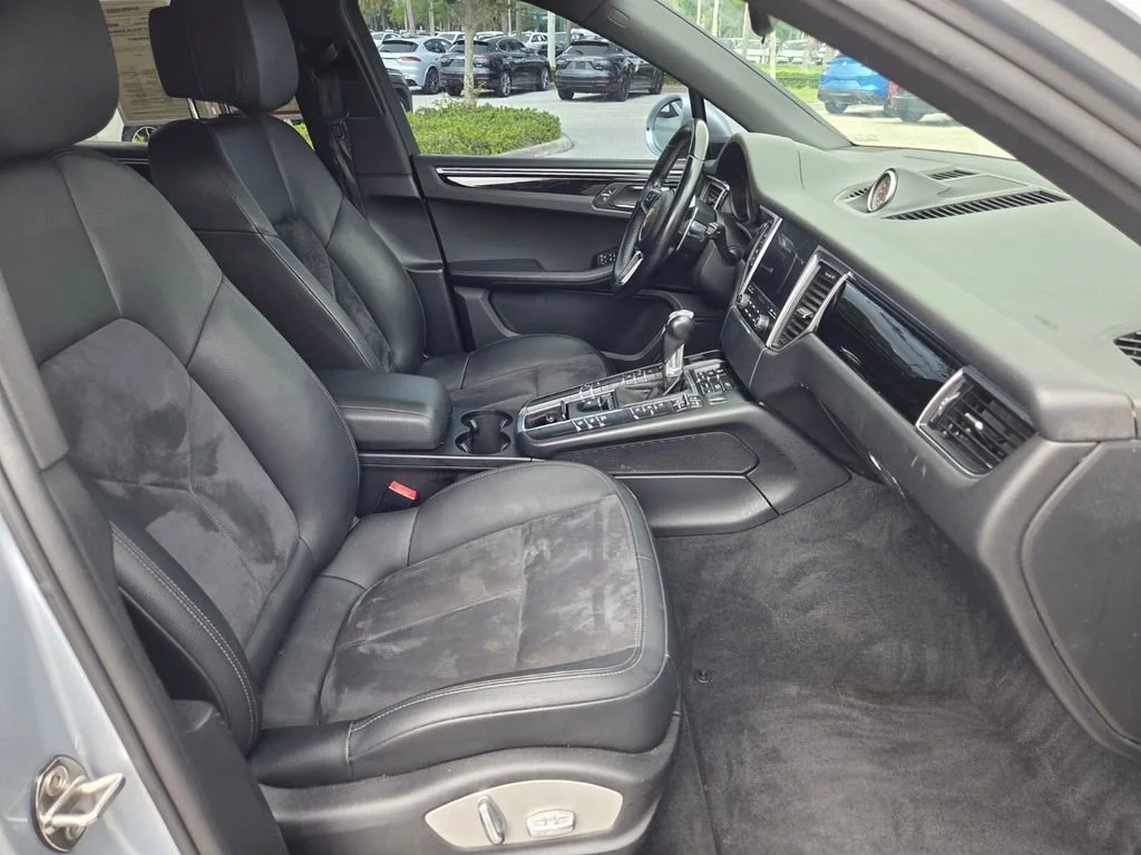 Used 2018 Silver Porsche  image 31
