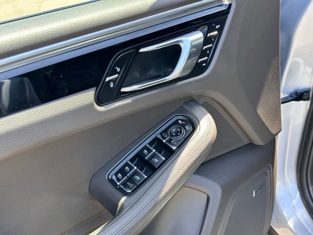 Used 2017 Rhodium Silver Metallic Porsche Base image 9