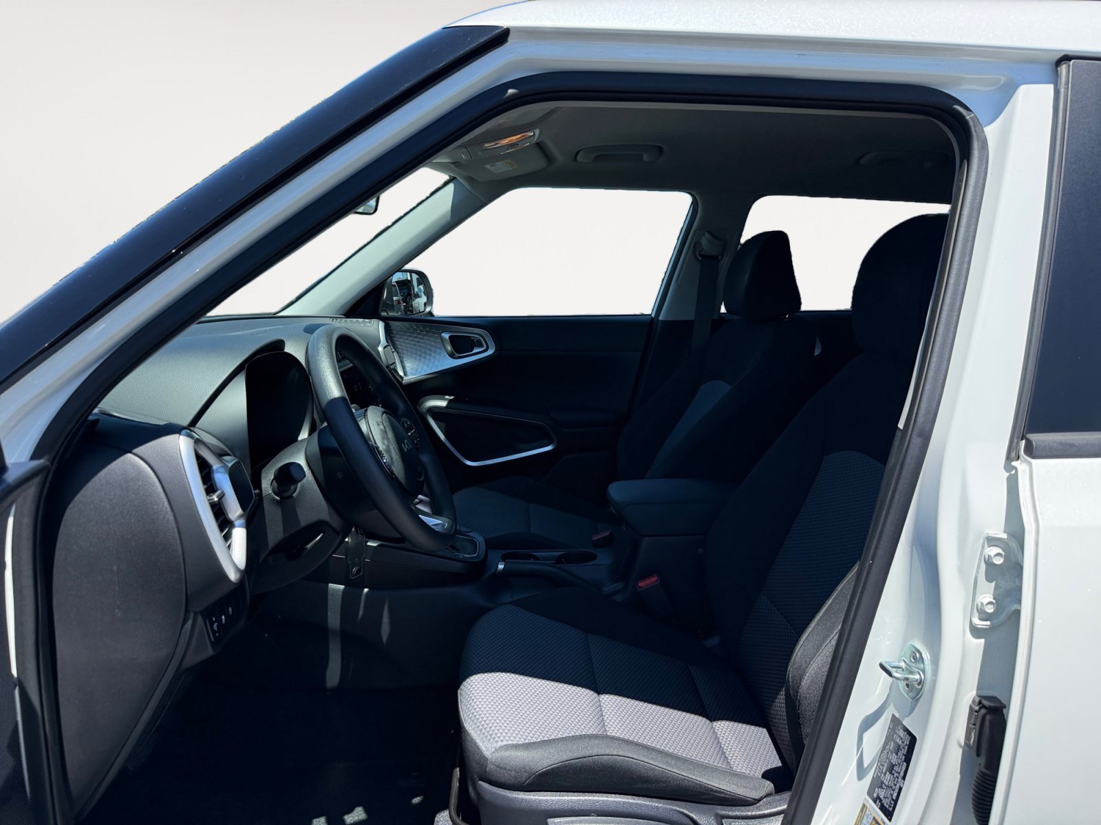 Used 2023 Snow White Pearl Kia LX image 10