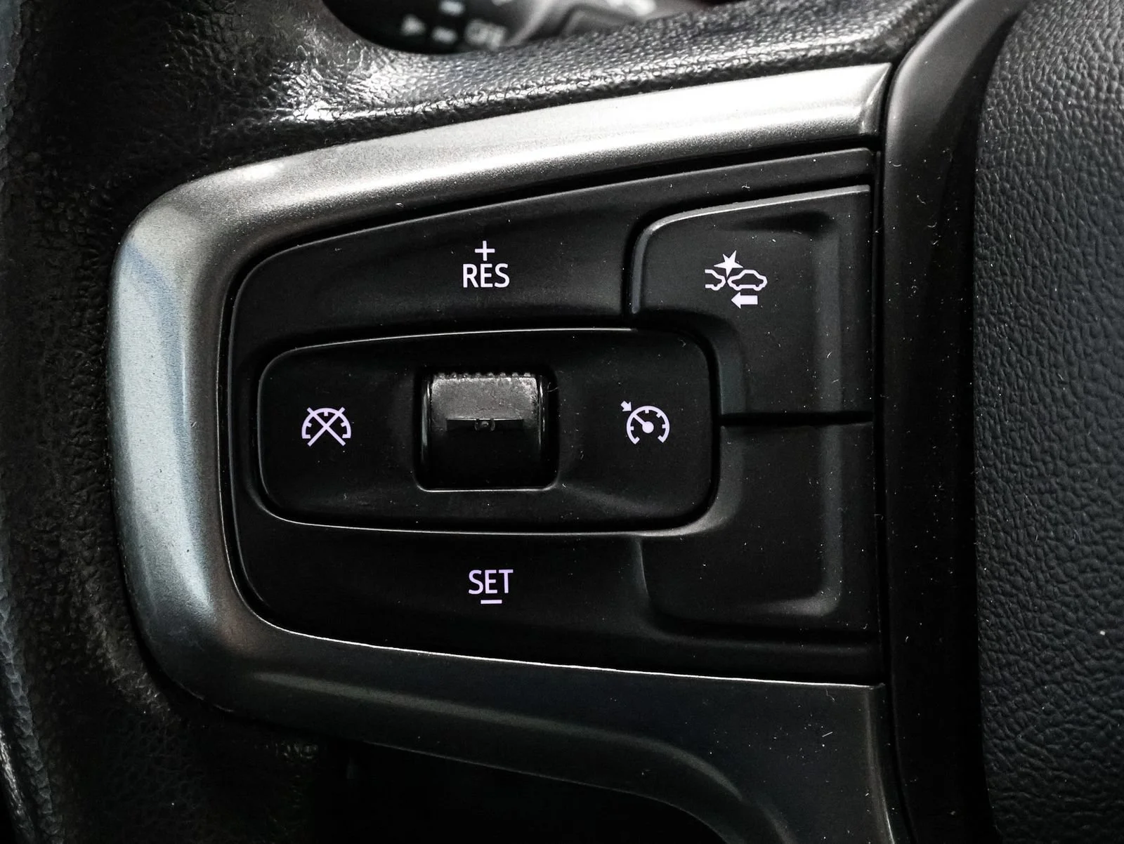 Used 2022 Silver Ice Metallic Chevrolet Custom image 33