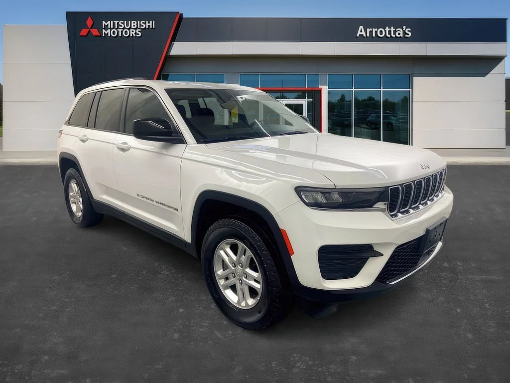 2023 Jeep Grand Cherokee Laredo 4x4's photo
