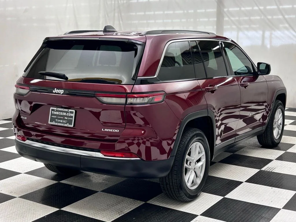 Used 2024 Red Jeep Laredo X image 7