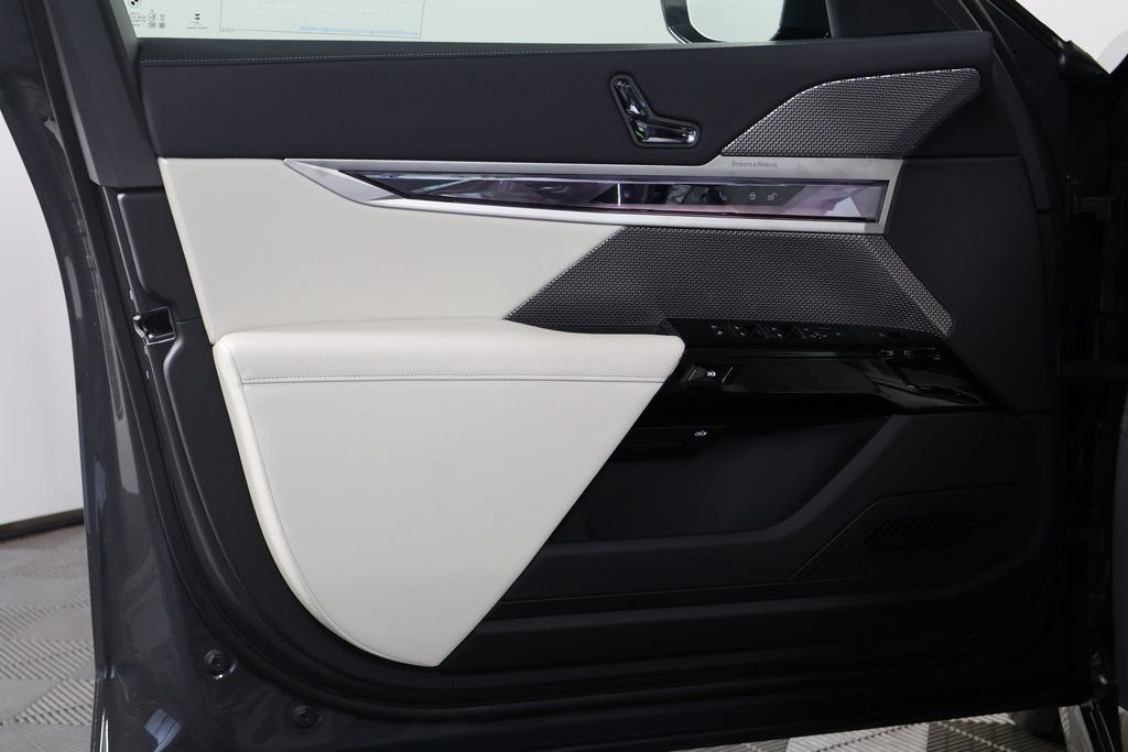 2026 BMW 7 Series 750e - Photo 7