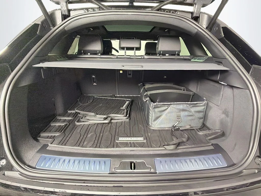 New 2026 Santorini Black Land Rover Belgravia Edition image 28