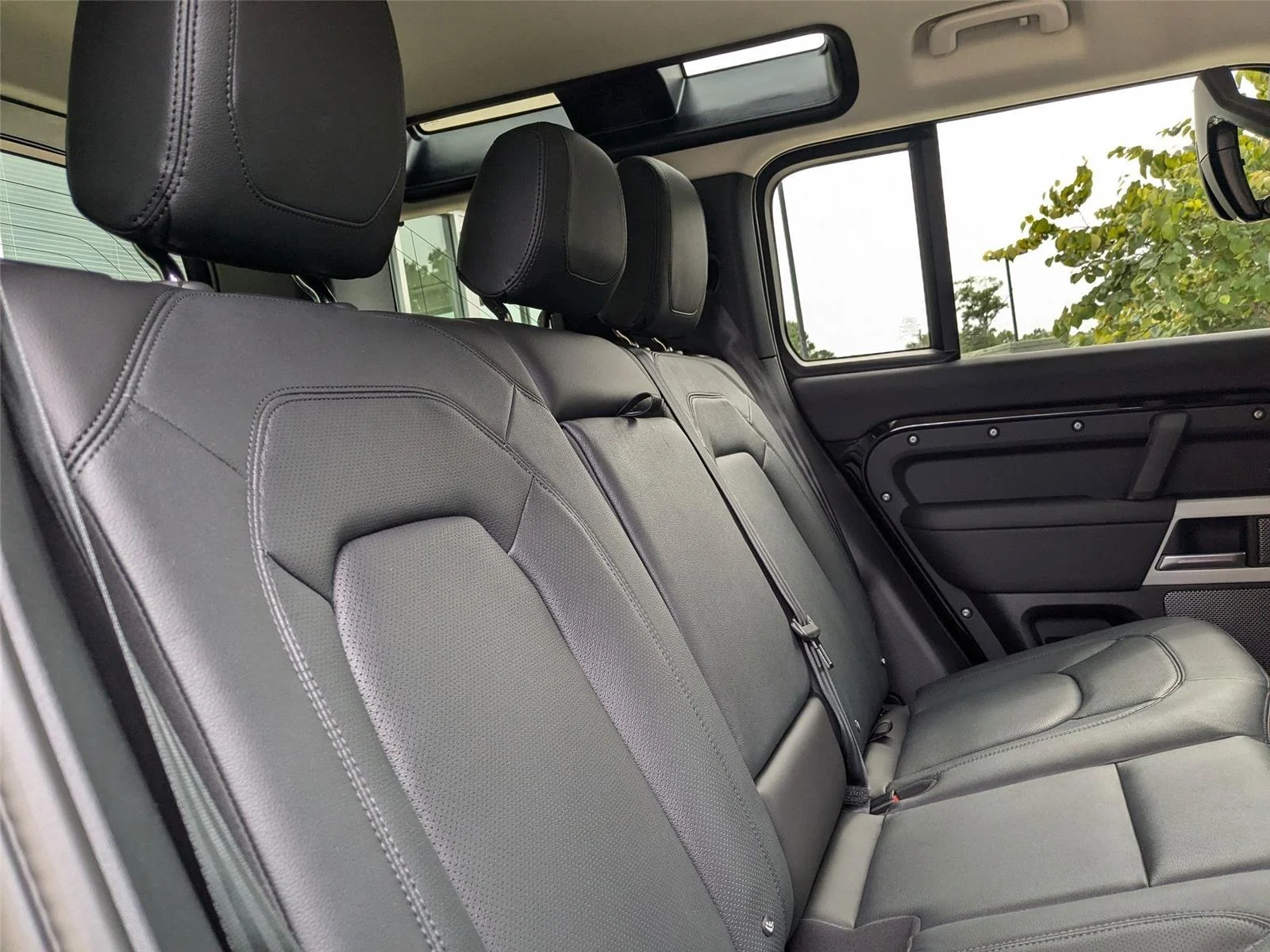 Used 2024 Santorini Black Metallic Land Rover SE image 32