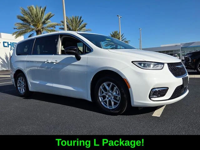 2024 Chrysler Pacifica Touring L's photo