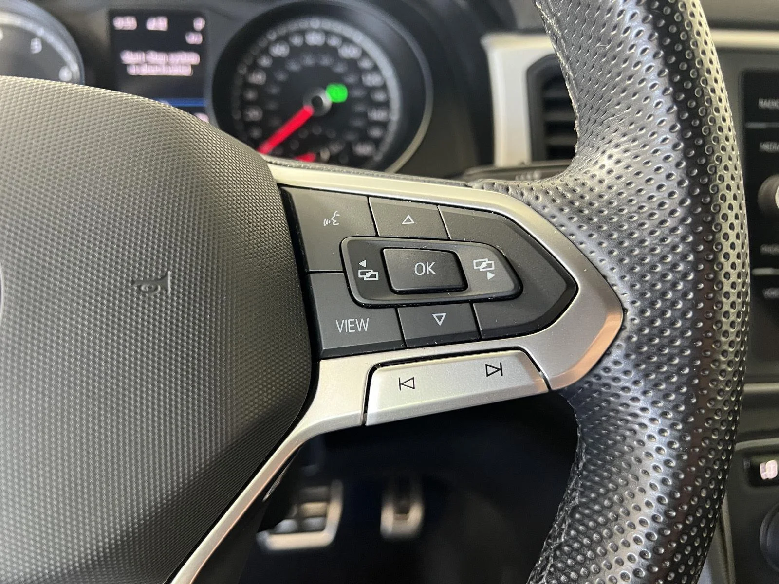Used 2021 Gy Volkswagen 3.6L V6 SE w/Technology R-Line image 10