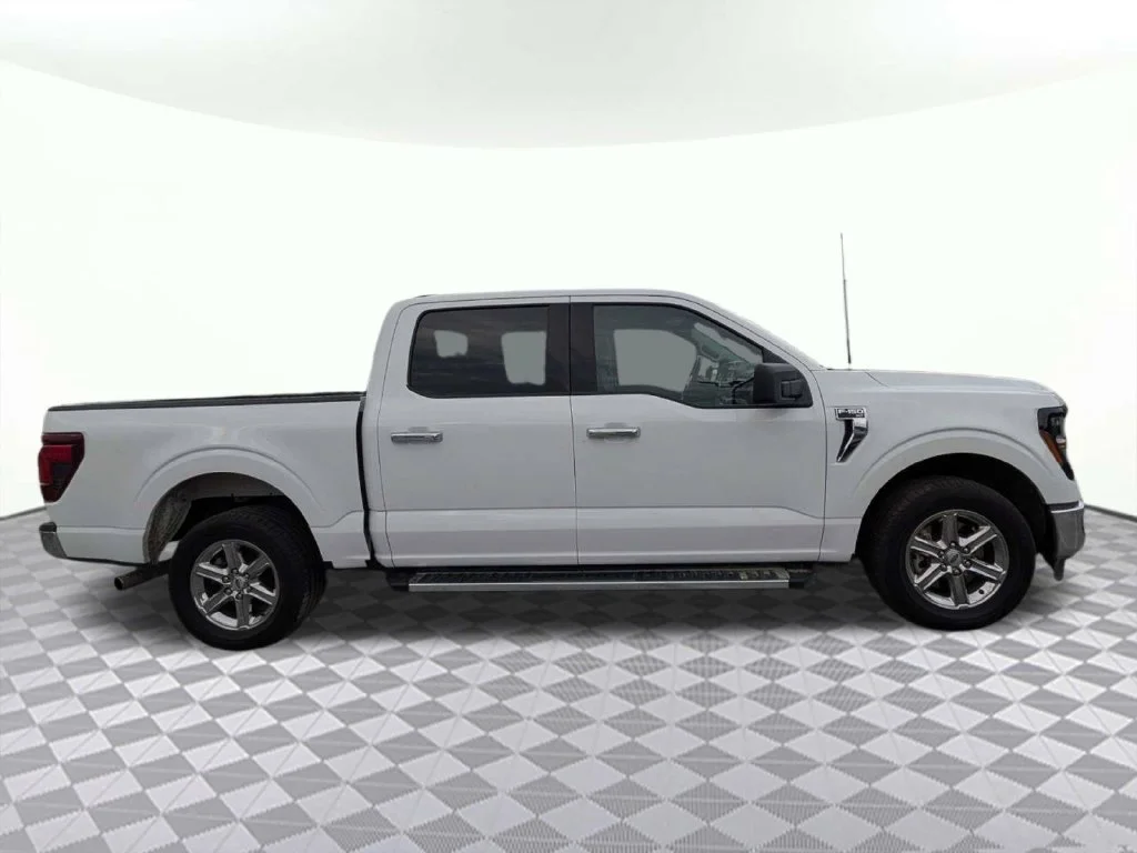 Certified Used 2025 Oxford White Ford XLT image 2