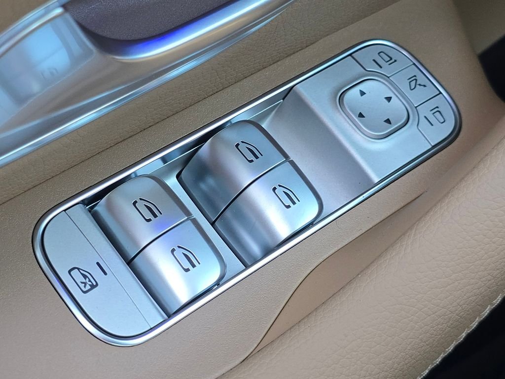 New 2026 MANUFAKTUR Moonlight White Metallic Mercedes-Benz GLS 580 image 29