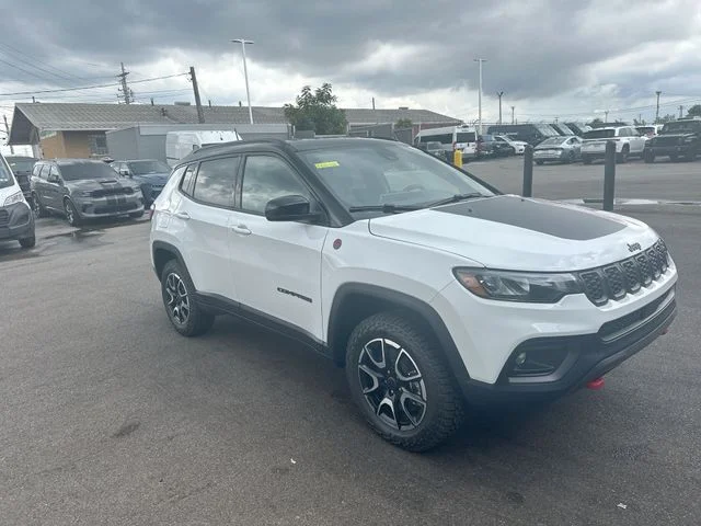 New 2026 Bright White Clear-Coat Exterior Paint Jeep Trailhawk image 11