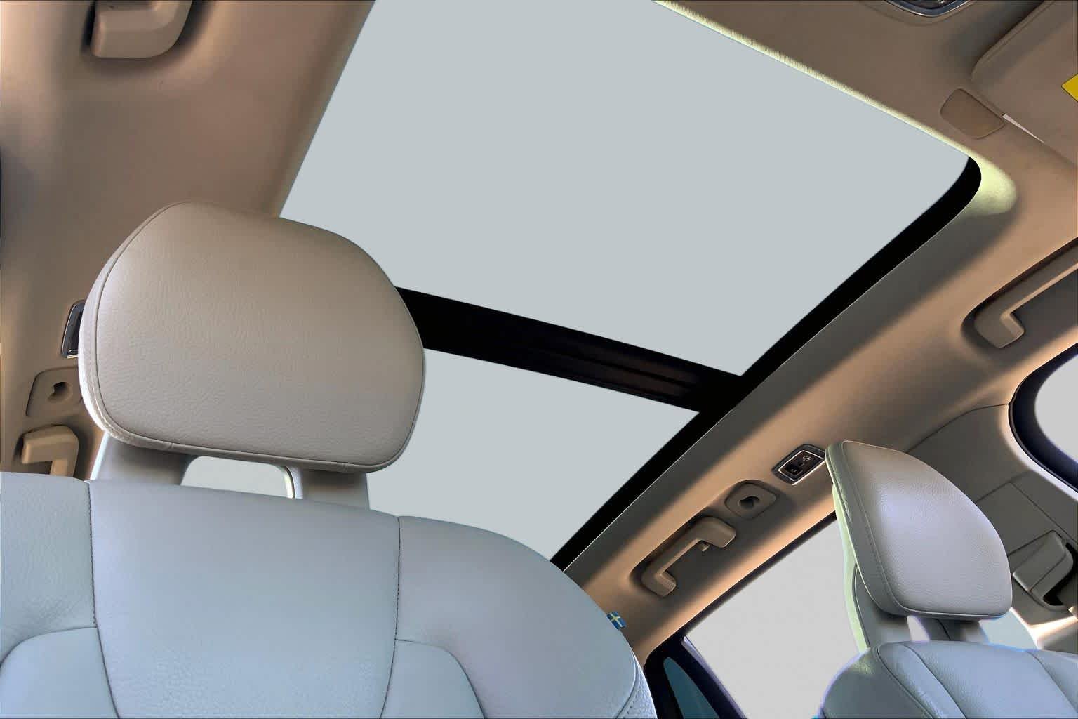 Used 2020 Onyx Black Metallic Volvo Momentum image 13