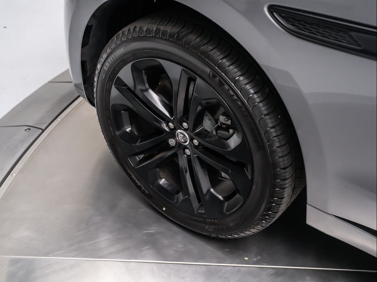 2025 Jaguar F-PACE R-Dynamic S - Photo 13