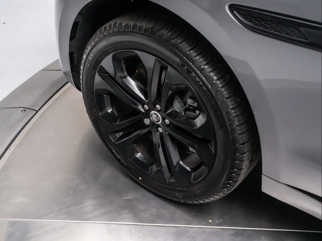 New 2025 Eiger Grey Jaguar R-Dynamic S P400 AWD Automatic image 13