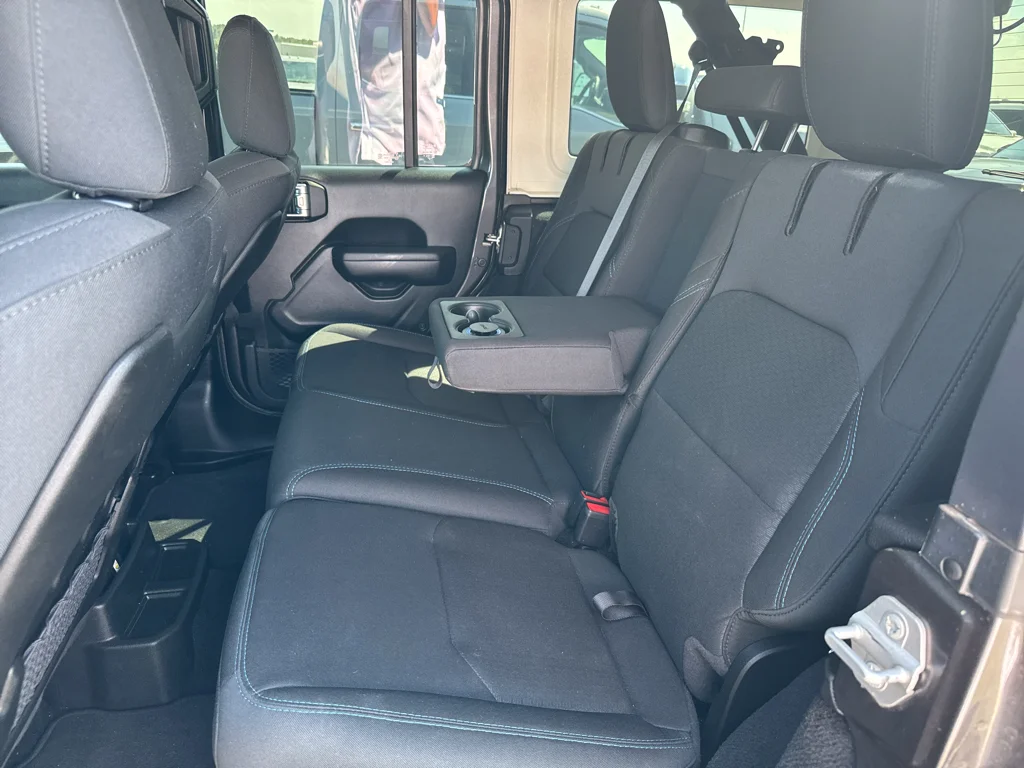 Used 2021 Granite Crystal Clearcoat Metallic Jeep Unlimited Rubicon image 9