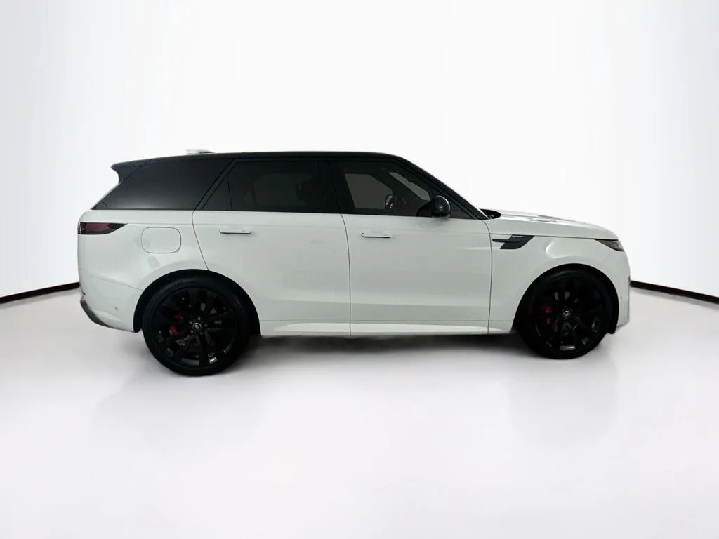Used 2024 White Land Rover Dynamic SE image 4