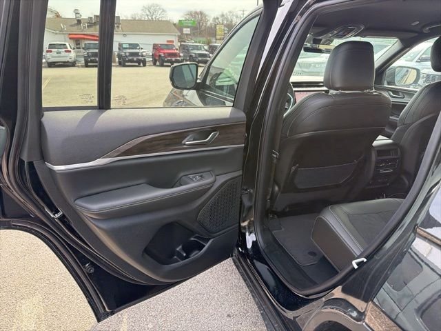 New 2026 Diamond Black Crystal Pearl-Coat Exterior Paint Jeep Altitude image 10