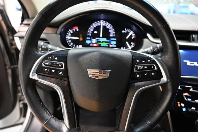Used 2019 RADIANT SILVER METALLIC Cadillac Luxury image 20