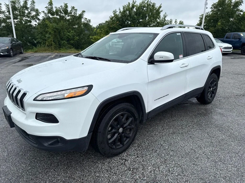 Used 2018 White Jeep Latitude image 4