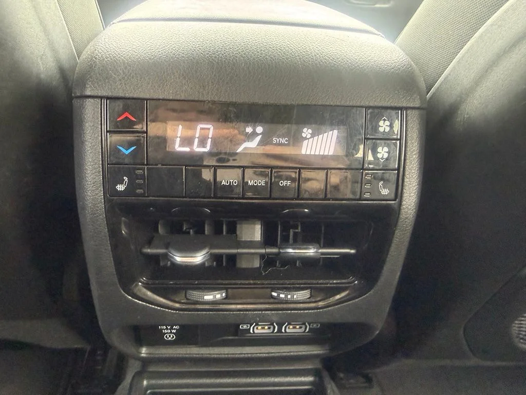 Used 2023 White/off-white Jeep Limited image 34