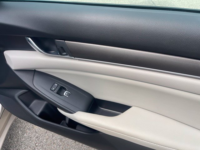 Used 2018 Champagne Frost Pearl Honda LX image 13