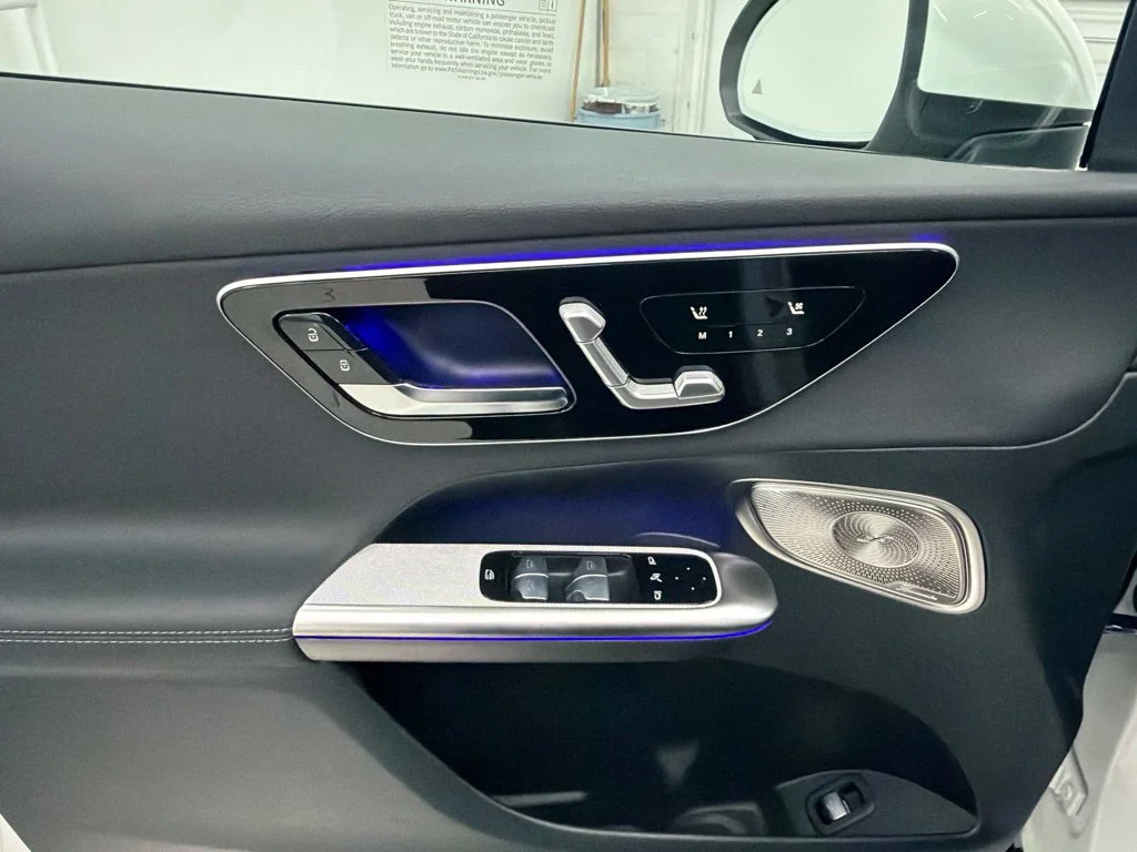 New 2027 White Mercedes-Benz GLC 300 image 19