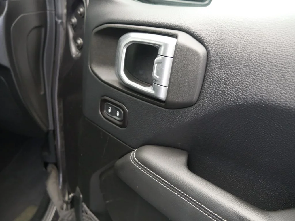 Used 2018 Crystal Metallic Jeep Unlimited Sahara image 22